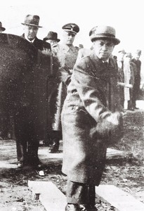 20.10.1942 Ředitel Vítkovických železáren Kuchinka u výkopu Nových Vítkovic, pozdější NHKG