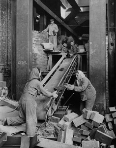  5.4.1959 Vyzdívání struskové komory ocelářské pece