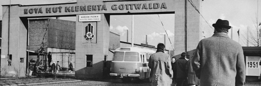 1971 - Příchod na odpolední směnu hlavní branou NHKG