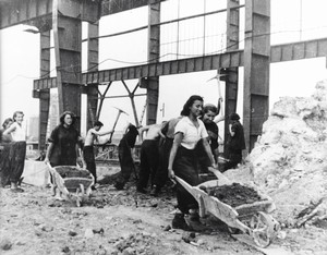 Na stavbě NHKG pracovali muži i ženy bez rozdílu