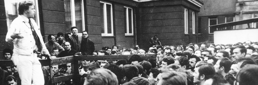1969 - Václav Havel před Domem kultury NHKG