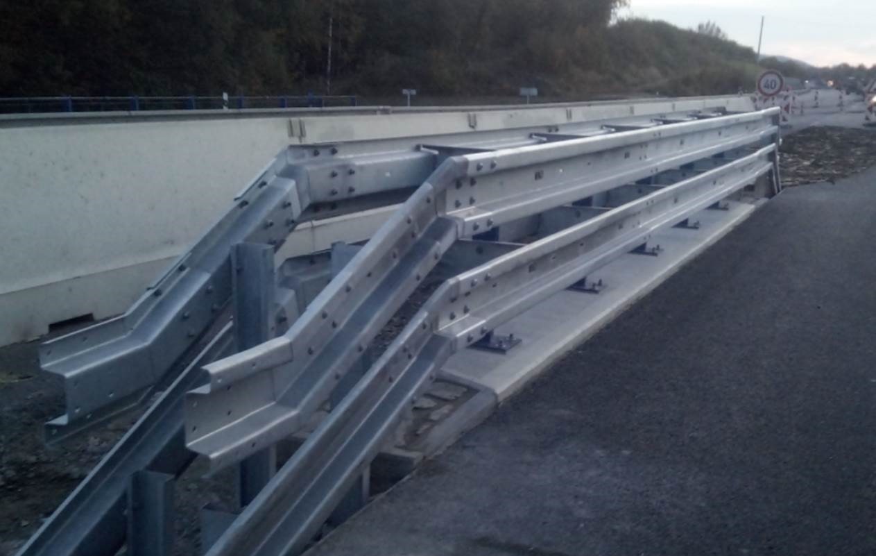 Jednostranná a oboustranná svodidla s patní deskou