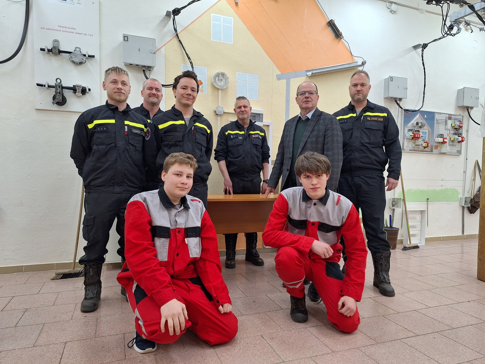 NOVÁ HUŤ darovala 29 lavic Střední škole elektrotechnické v Ostravě